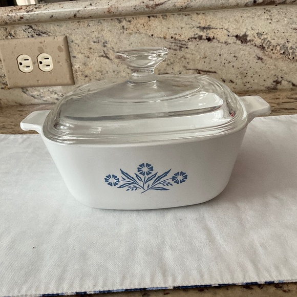 Cornflower Corning. 1 1/2 Qt. With lid.   Rare find.  No chips, cracks or stains - Picture 1 of 5